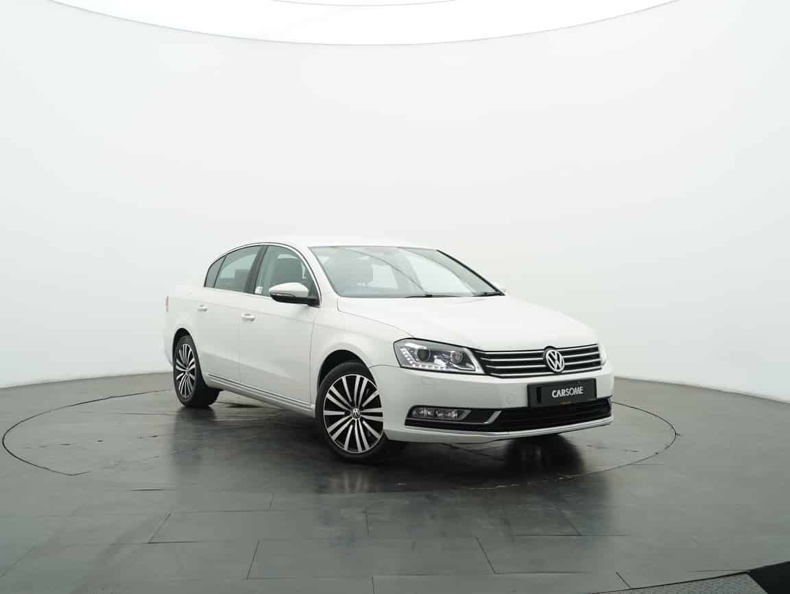 Volkswagen_Passat_2013_White_B2C_CARSOME