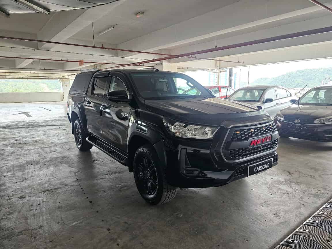 Toyota_Hilux_2023_Black_B2C_CARSOME