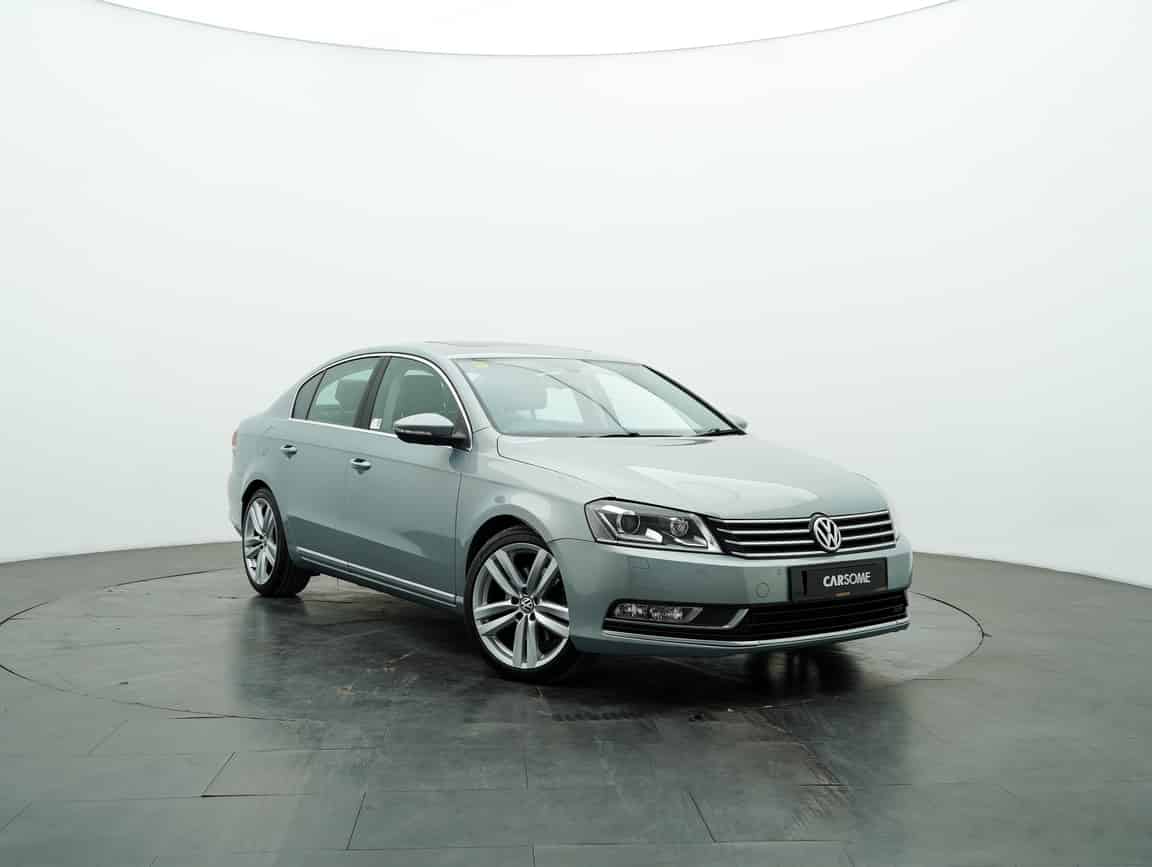 Volkswagen_Passat_2012_Biru_B2C_CARSOME