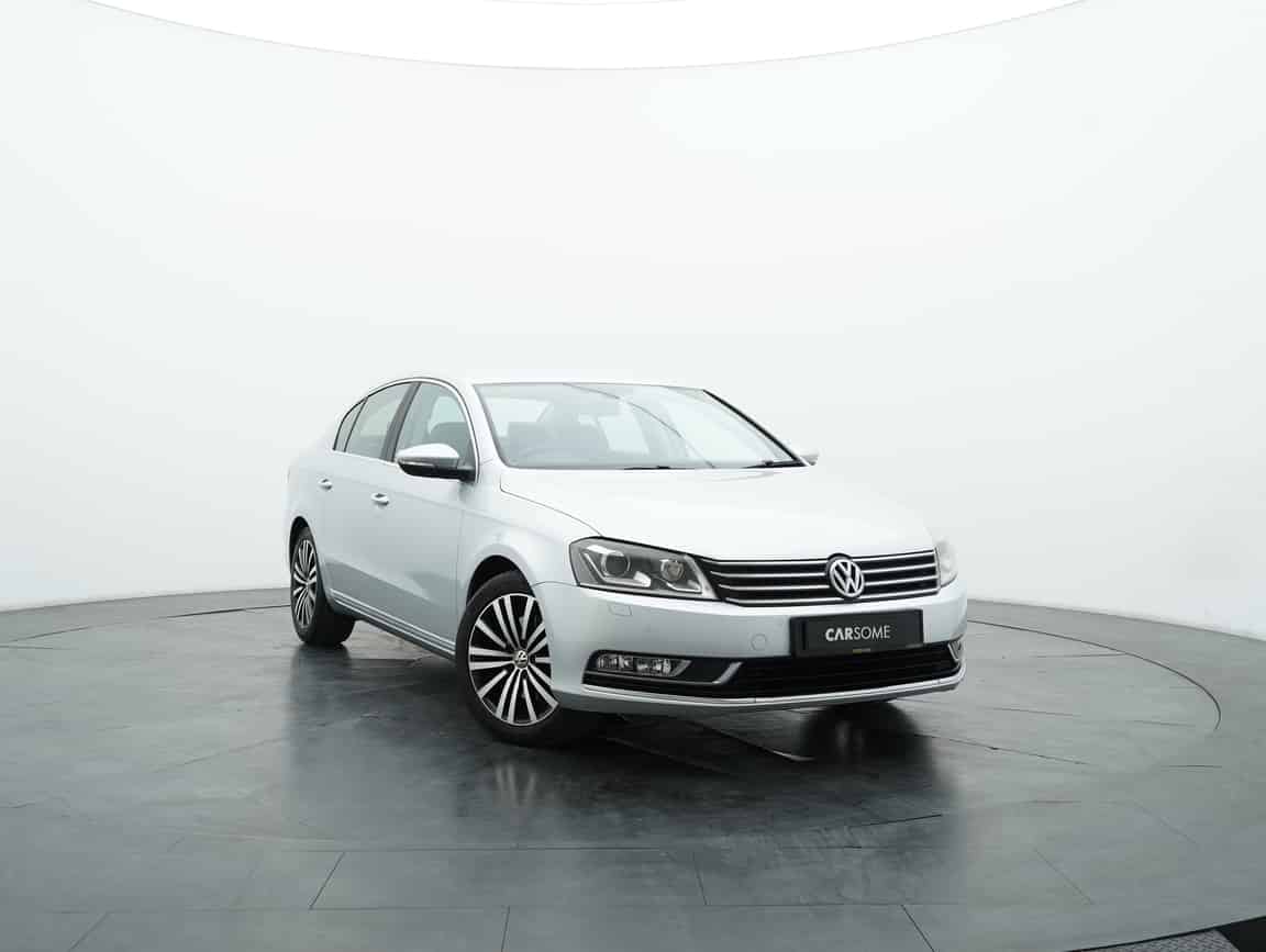Volkswagen_Passat_2013_Silver_B2C_CARSOME
