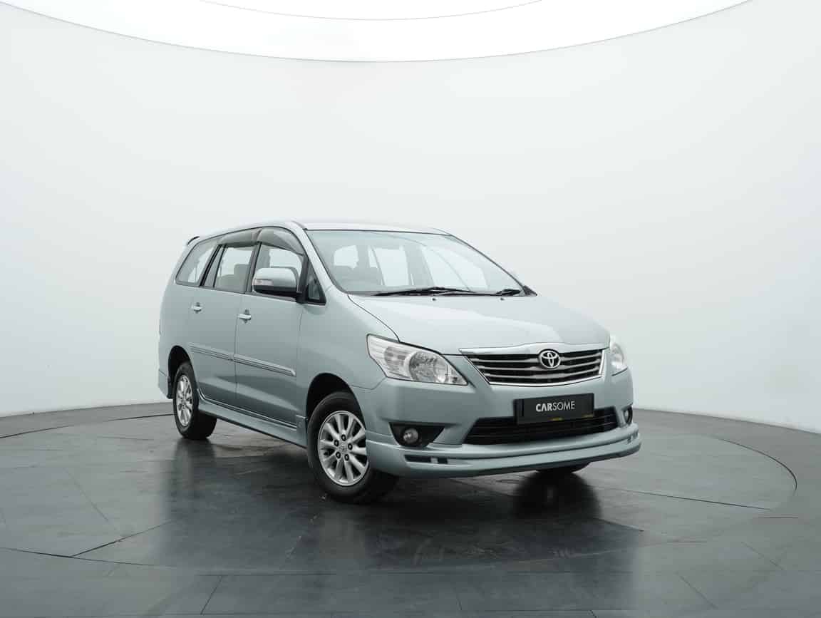 Toyota_Innova_2013_Silver_B2C_CARSOME