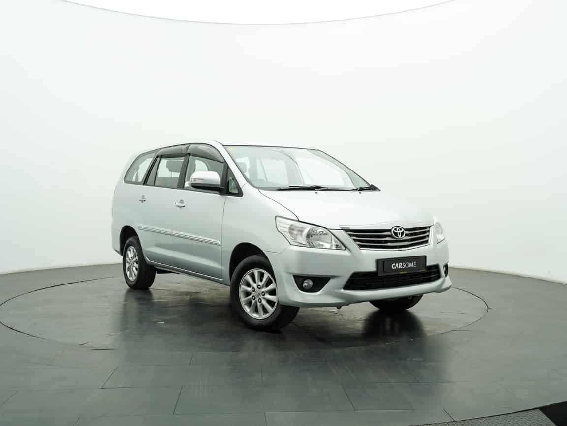 Toyota_Innova_2013_Silver_B2C_CARSOME