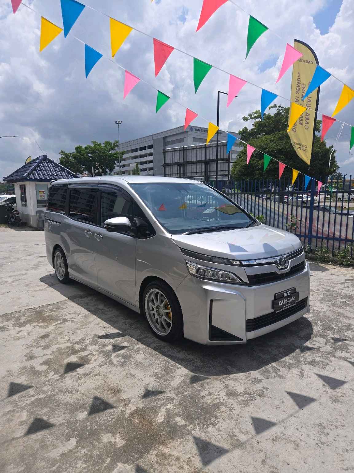 Toyota_Voxy_2018_Silver_B2C_CARSOME