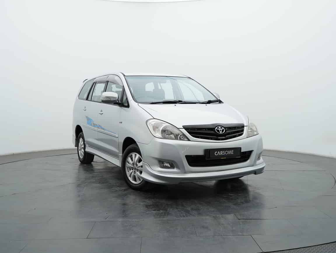 Toyota_Innova_2011_Silver_B2C_CARSOME
