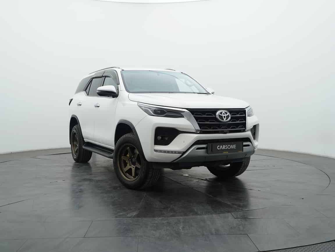 Toyota_Fortuner_2025_White_B2C_CARSOME