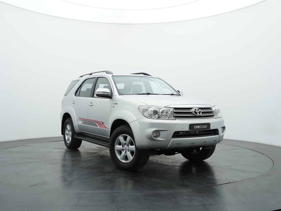 Toyota_Fortuner_2010_Silver_B2C_CARSOME