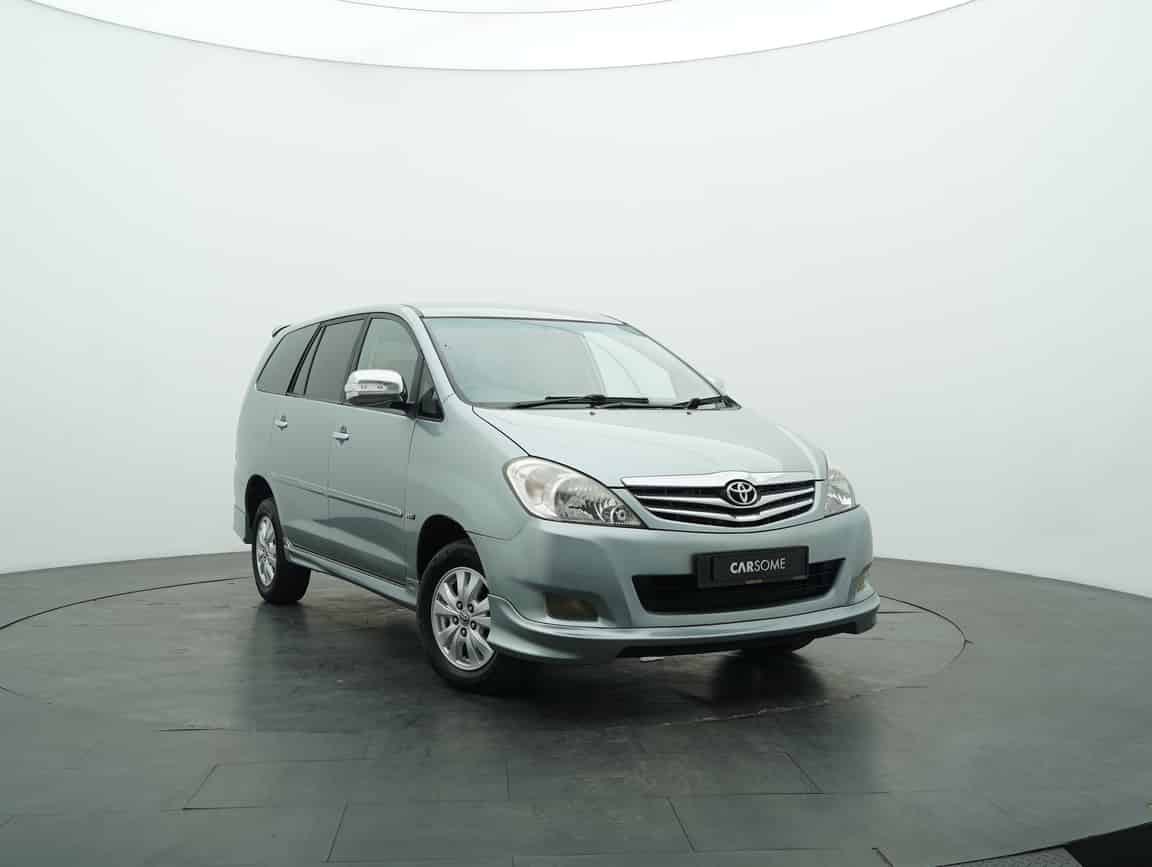 Toyota_Innova_2011_Gray_B2C_CARSOME