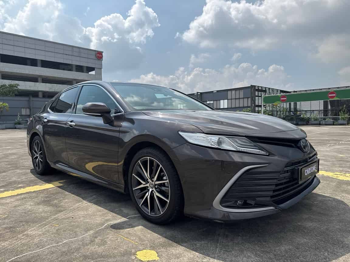 Toyota_Camry_2023_Coklat_B2C_CARSOME