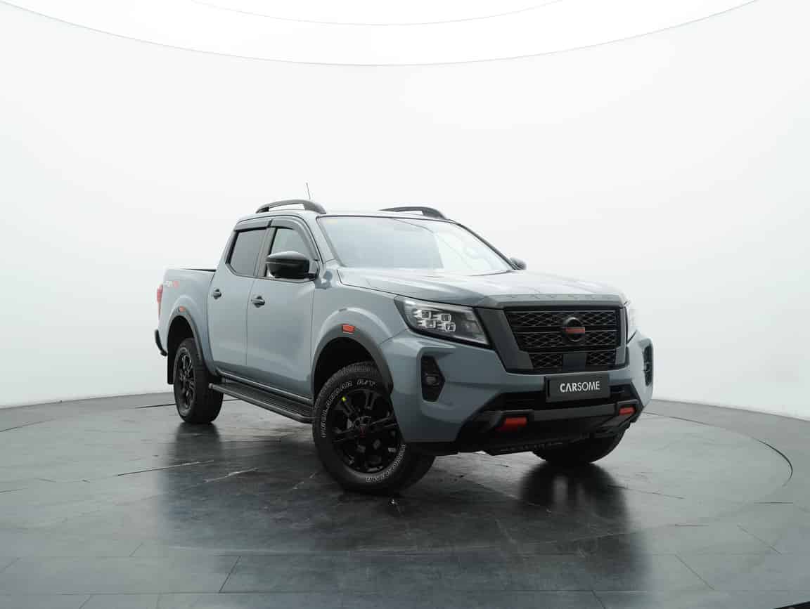 Nissan_Navara_2023_Kelabu_B2C_CARSOME