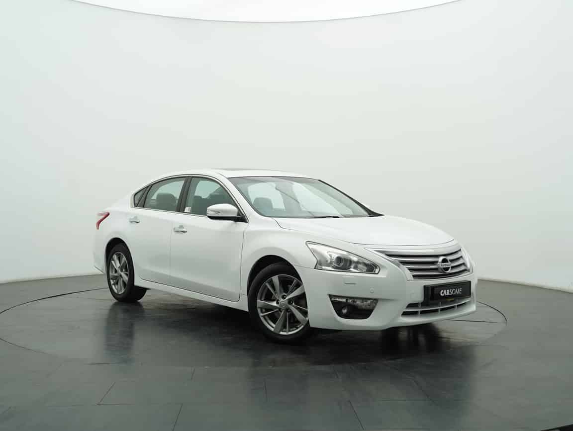 Nissan_Teana_2015_White_B2C_CARSOME