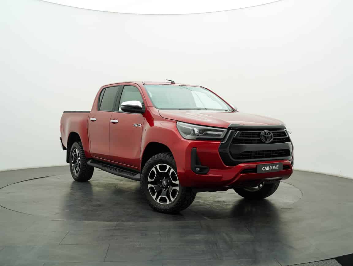 Toyota_Hilux_2017_Red_B2C_CARSOME