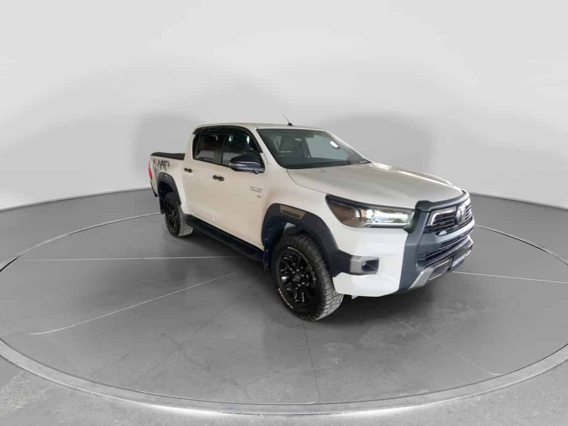 Toyota_Hilux_2023_White_B2C_CARSOME