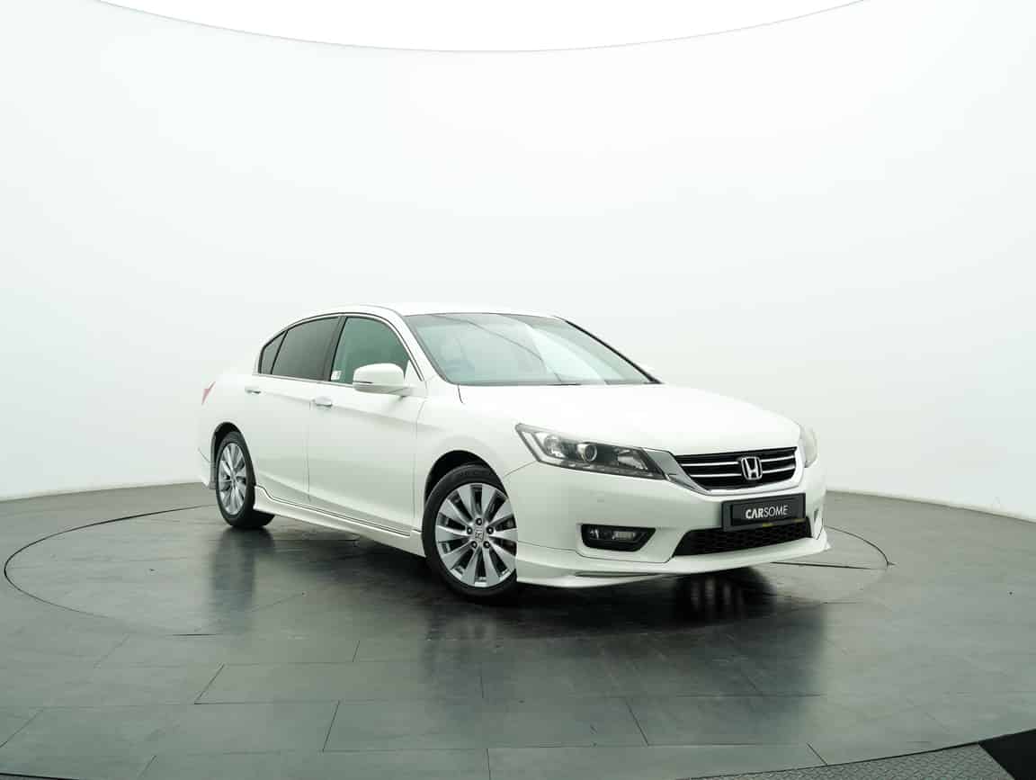 Honda_Accord_2015_White_B2C_CARSOME