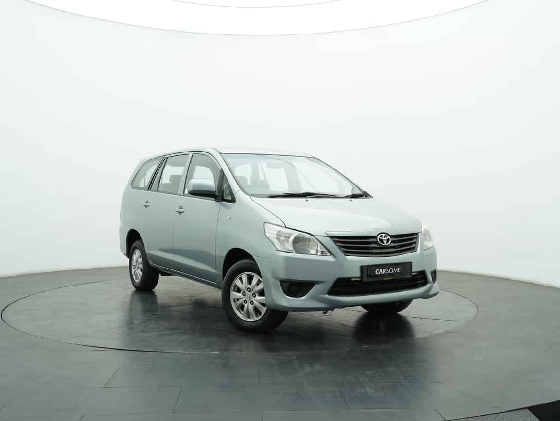 Toyota_Innova_2014_Silver_B2C_CARSOME