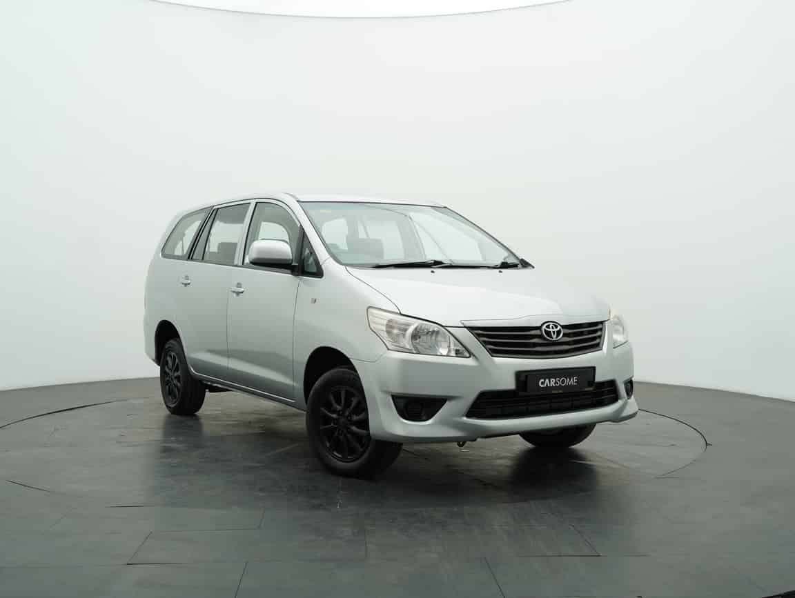 Toyota_Innova_2016_Silver_B2C_CARSOME