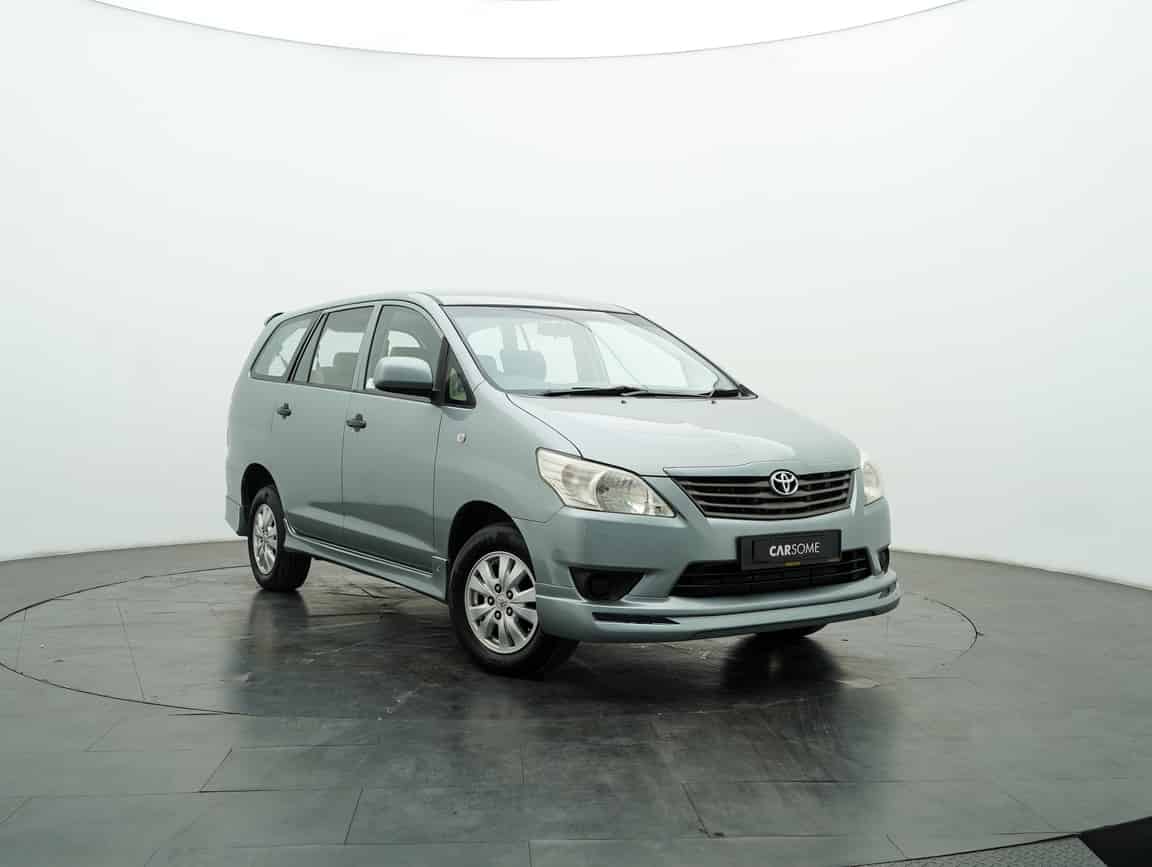 Toyota_Innova_2013_Silver_B2C_CARSOME