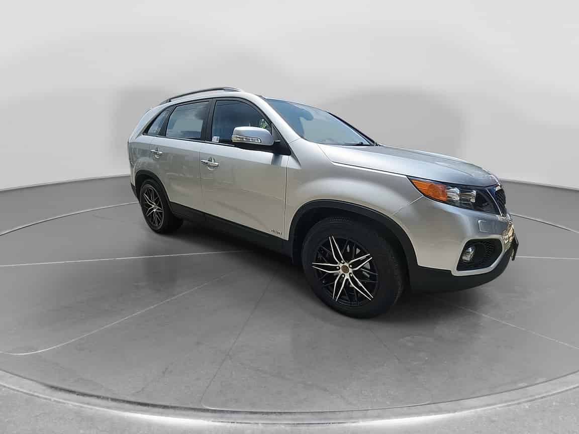 Kia_Sorento_2011_Silver_B2C_CARSOME