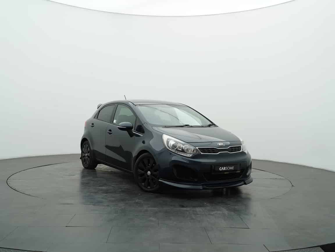 Kia_Rio_2013_Biru_B2C_CARSOME