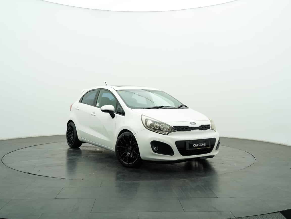 Kia_Rio_2014_White_B2C_CARSOME