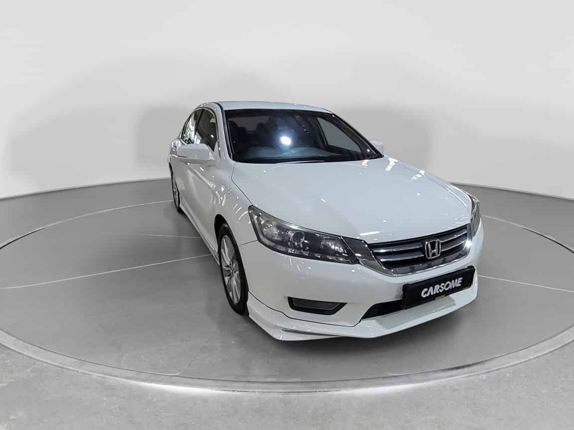 Honda_Accord_2014_White_B2C_CARSOME