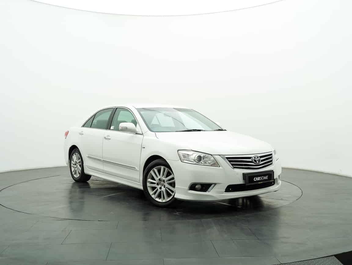 Toyota_Camry_2011_White_B2C_CARSOME