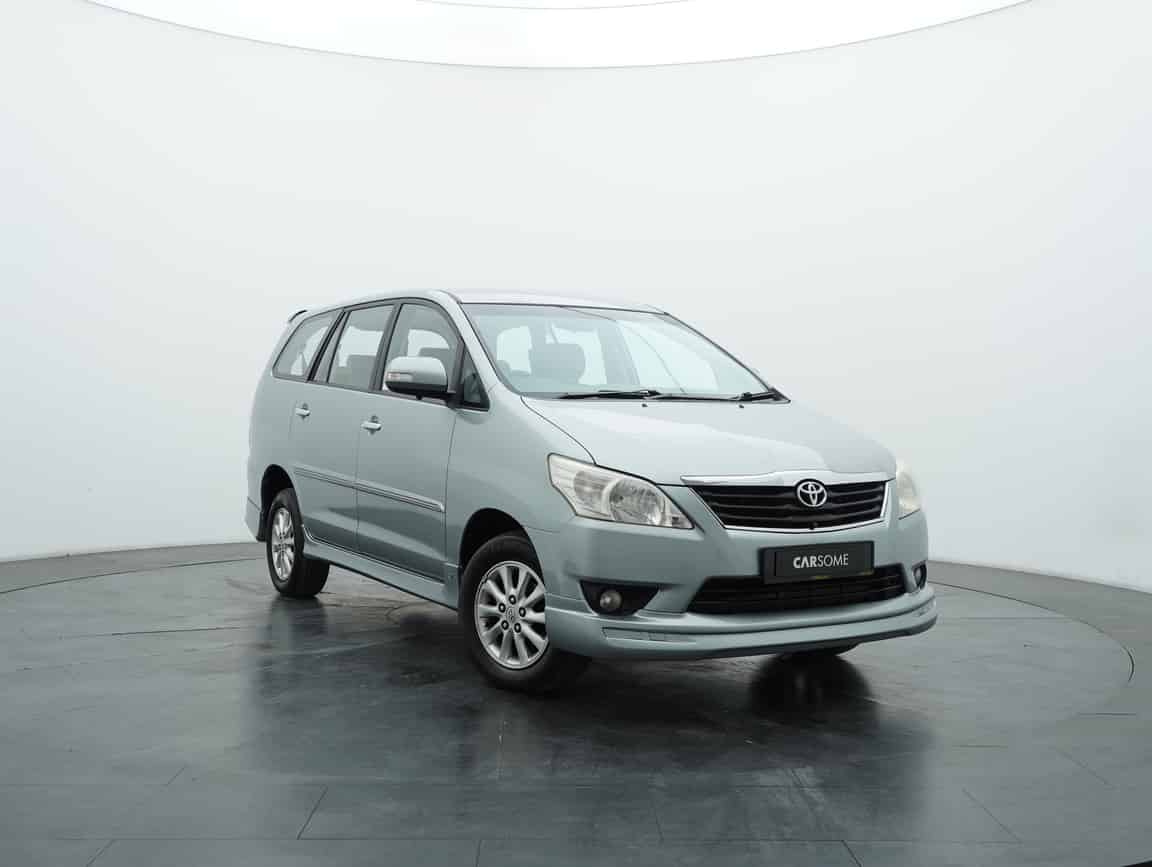 Toyota_Innova_2013_Silver_B2C_CARSOME