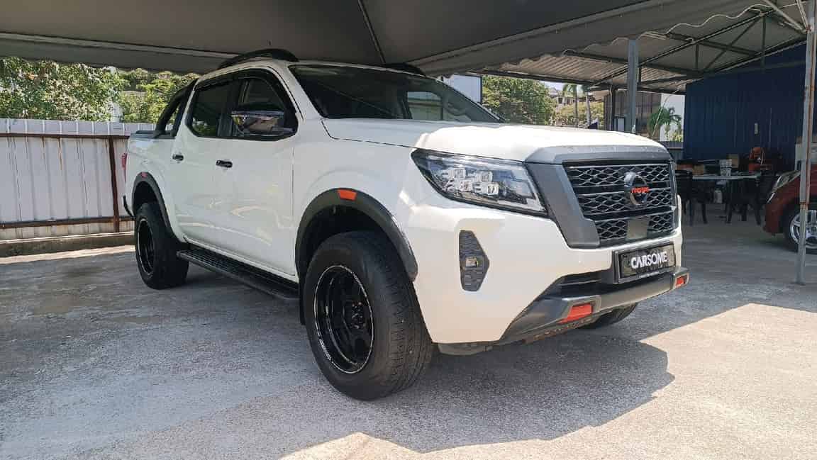 Nissan_Navara_2021_White_B2C_CARSOME