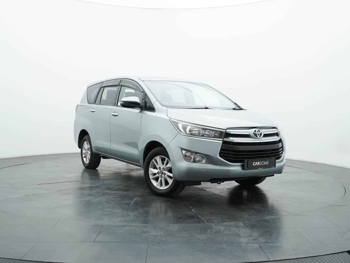 Toyota_Innova_2017_Silver_B2C_CARSOME