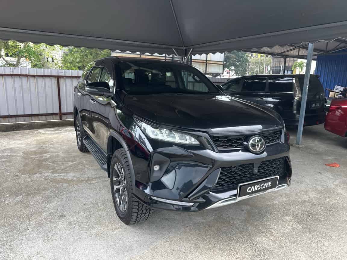Toyota_Fortuner_2023_Black_B2C_CARSOME