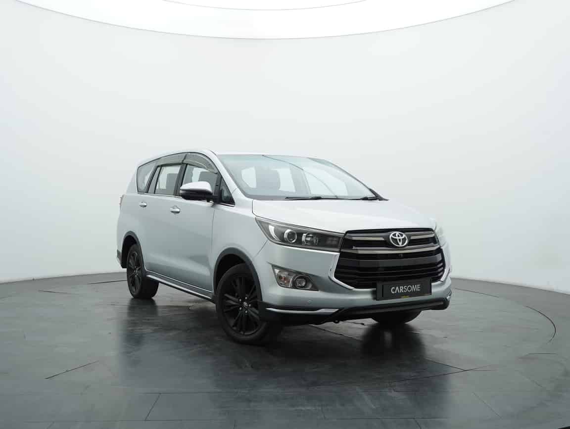 Toyota_Innova_2018_Silver_B2C_CARSOME