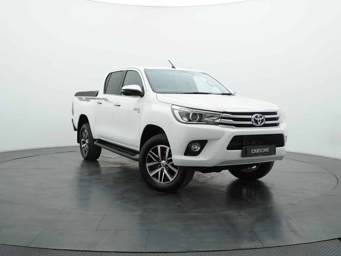 Toyota_Hilux_2017_White_B2C_CARSOME