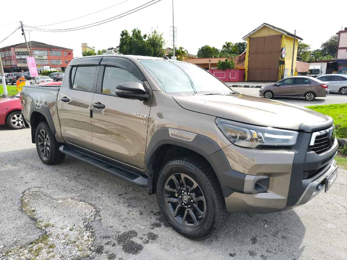 Toyota_Hilux_2021_Gray_B2C_CARSOME