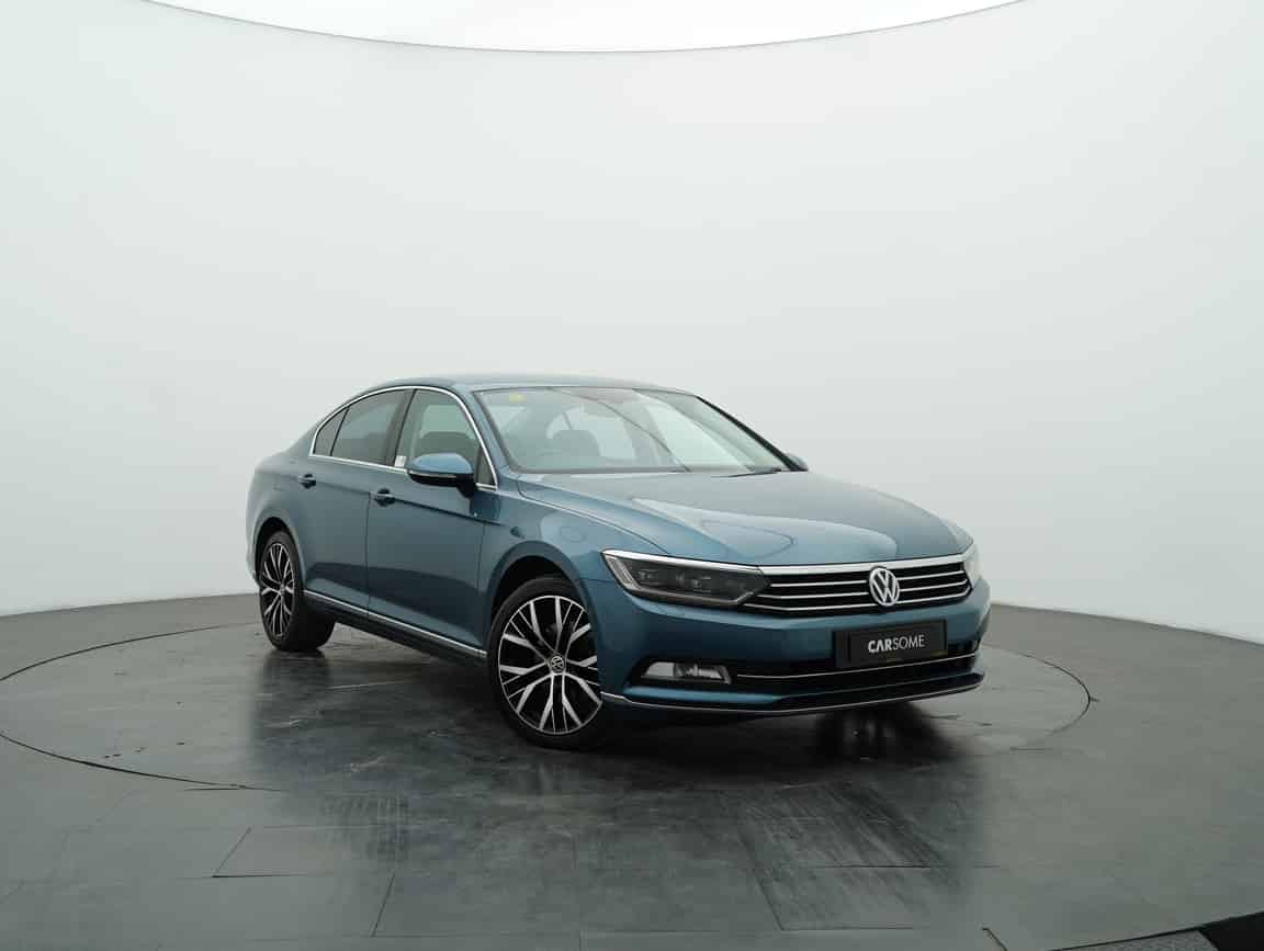 Volkswagen_Passat_2018_Biru_B2C_CARSOME