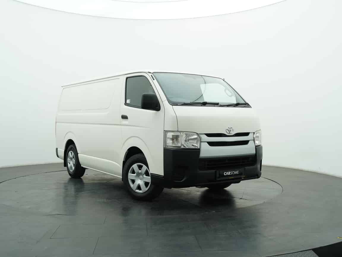Toyota_Hiace_2016_White_B2C_CARSOME
