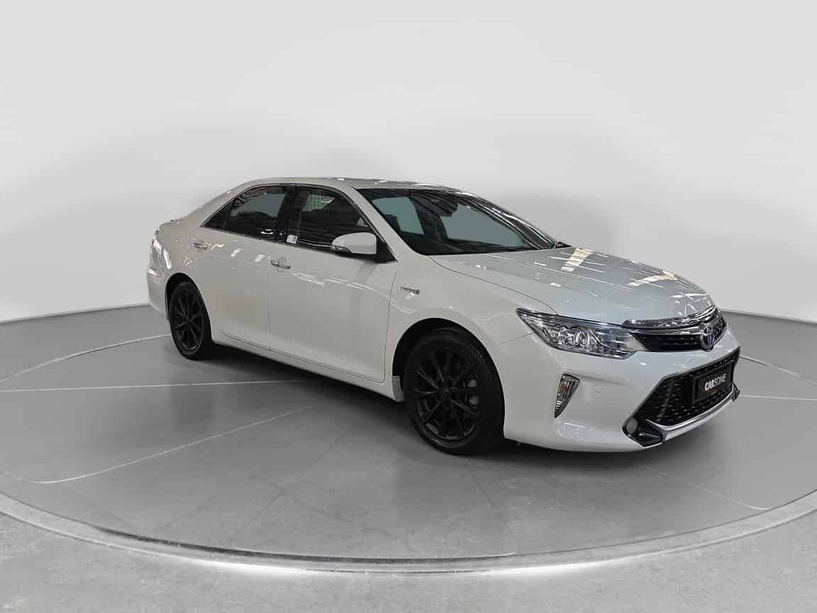 Toyota_Camry_2016_White_B2C_CARSOME