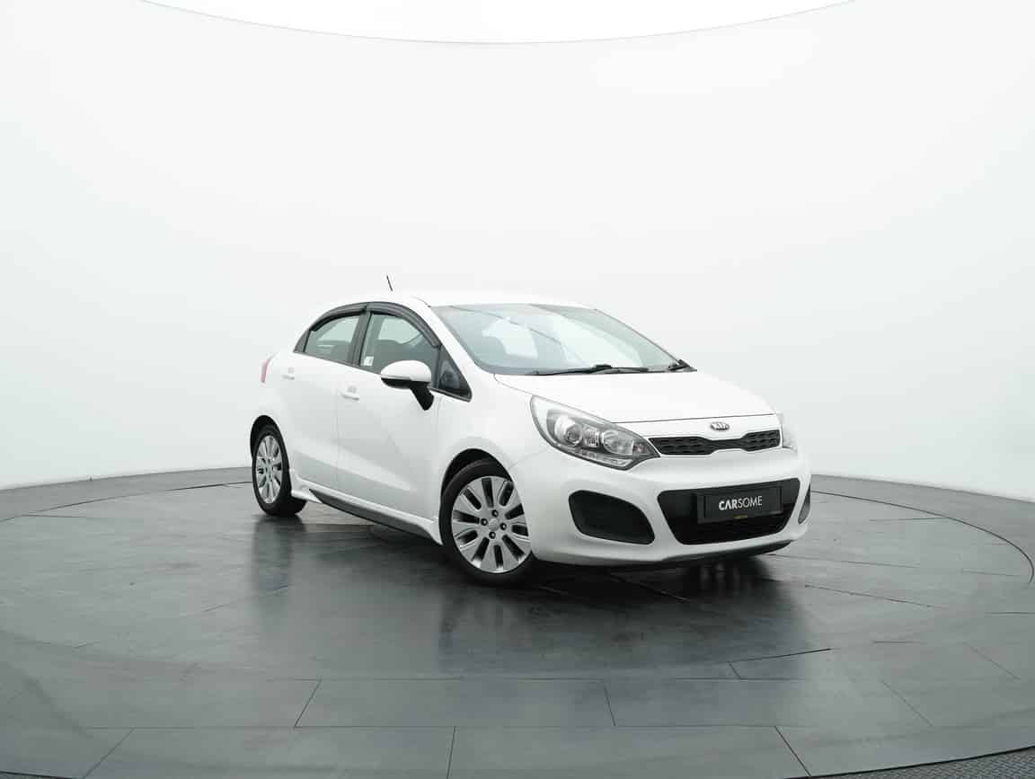 Kia_Rio_2013_White_B2C_CARSOME