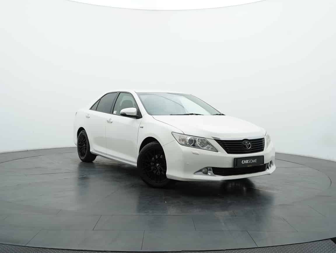 Toyota_Camry_2014_White_B2C_CARSOME