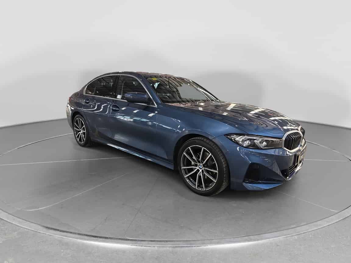 BMW_320i_2025_Blue_B2C_CARSOME