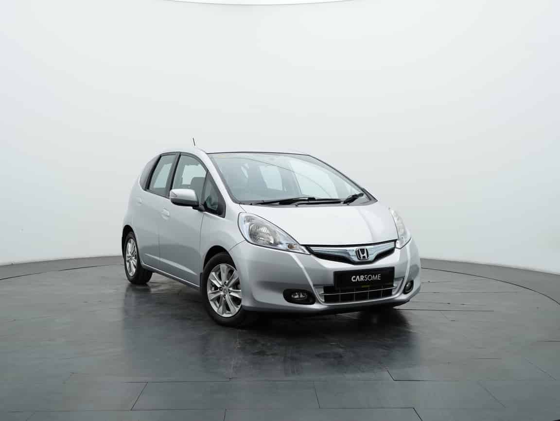 Honda_Jazz_2013_Silver_B2C_CARSOME