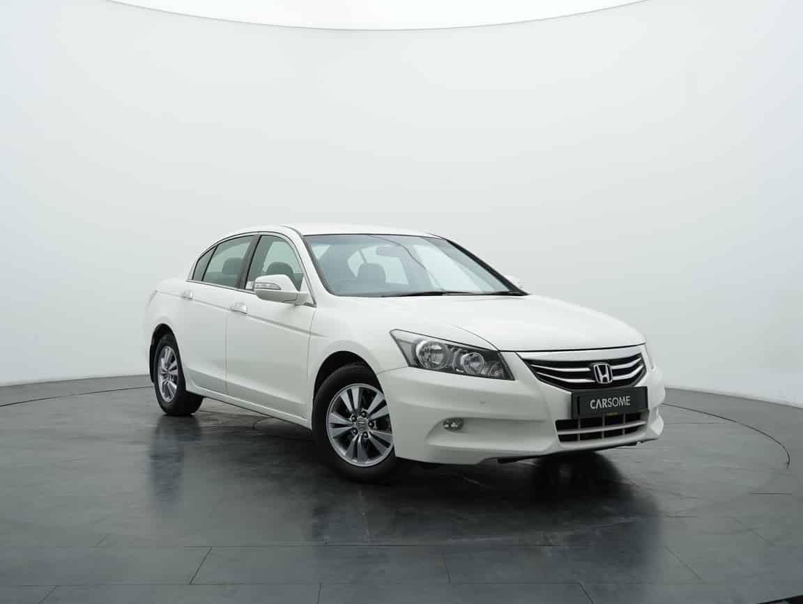 Honda_Accord_2013_White_B2C_CARSOME