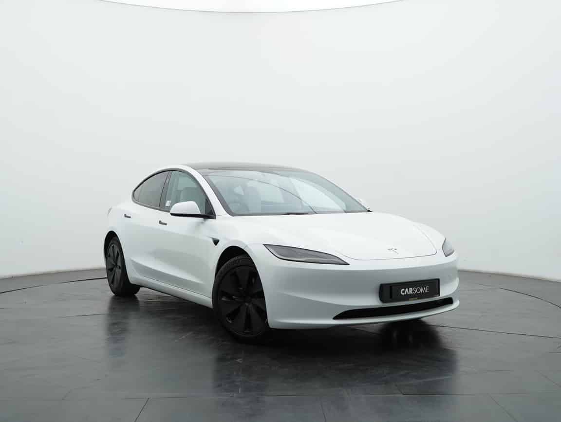 Tesla_Model 3_2023_White_B2C_CARSOME