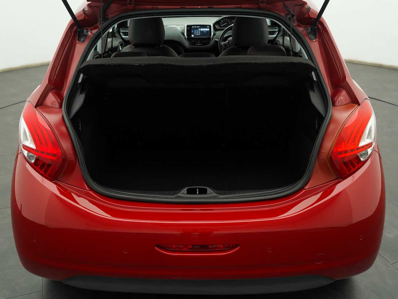 terpakai 2015 Peugeot 208 Allure 3 Door 1.6