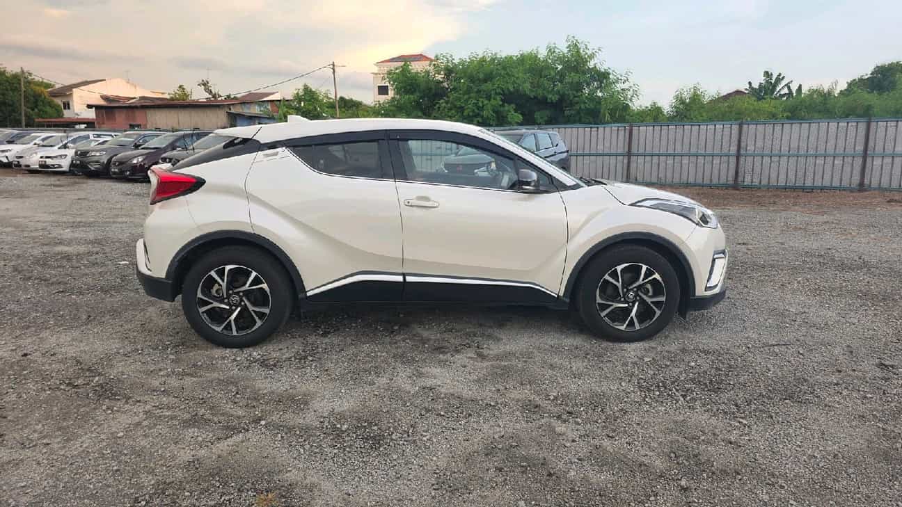 used 2019 Toyota C-HR  1.8