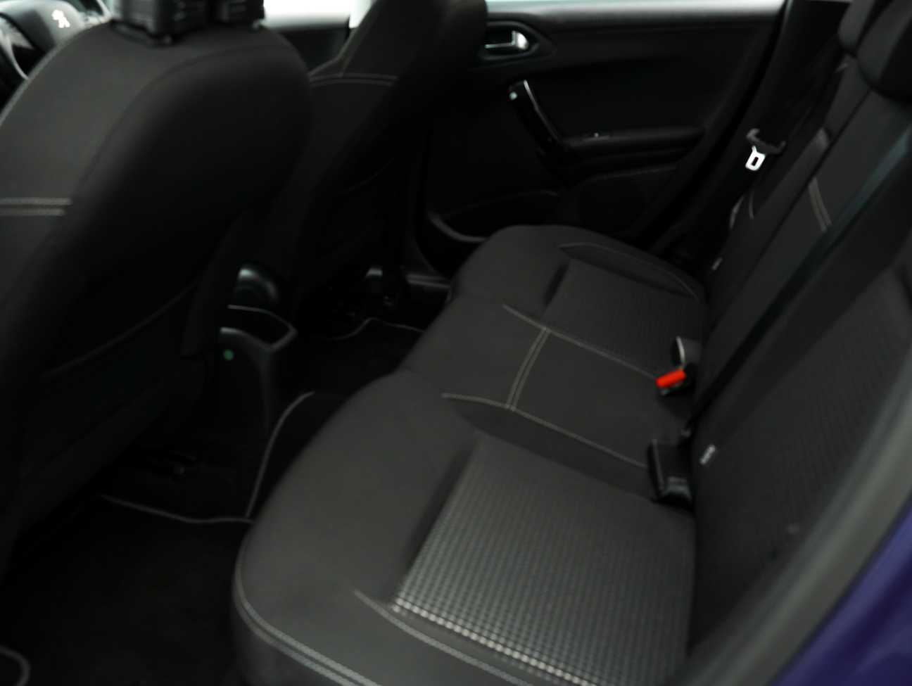 terpakai 2017 Peugeot 208 PureTech 1.2