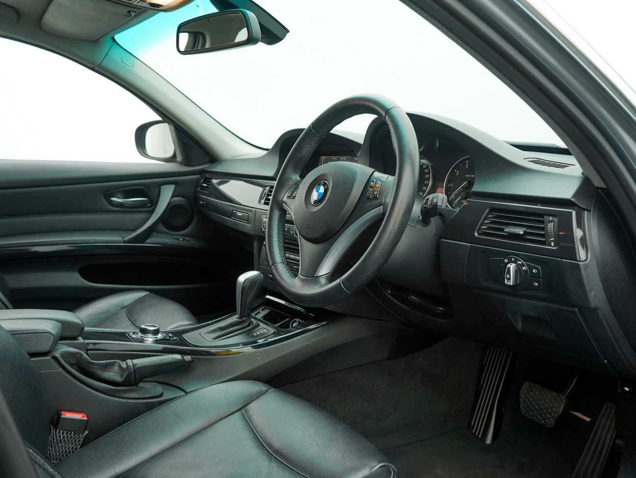 used 2011 BMW 320i  2.0