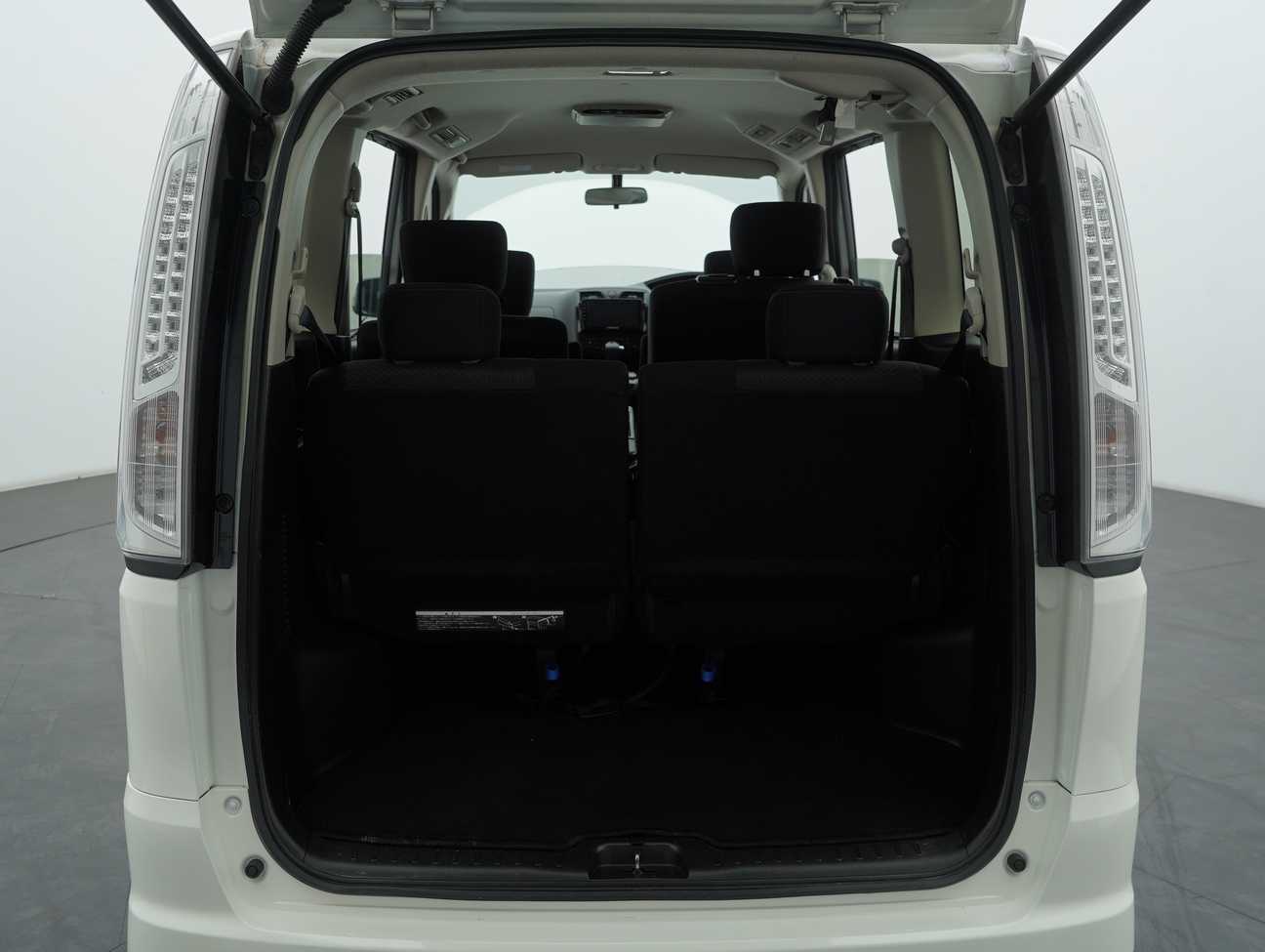 used 2013 Nissan Serena S-Hybrid High-Way Star 2.0