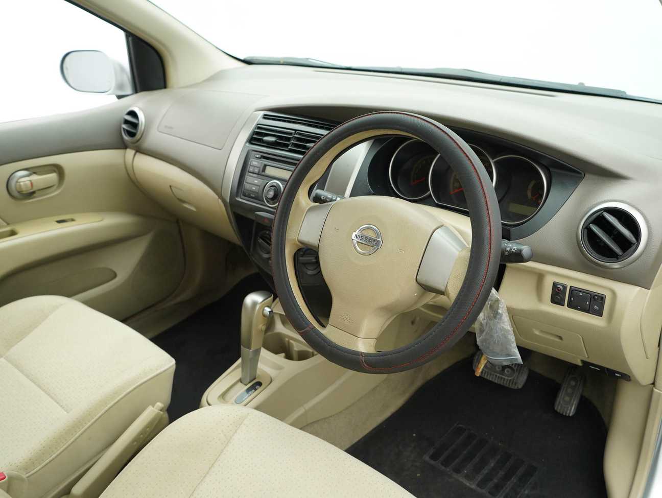terpakai 2011 Nissan Grand Livina ST-L Comfort Impul 1.6