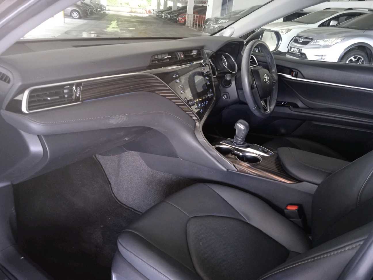 used 2019 Toyota Camry V 2.5
