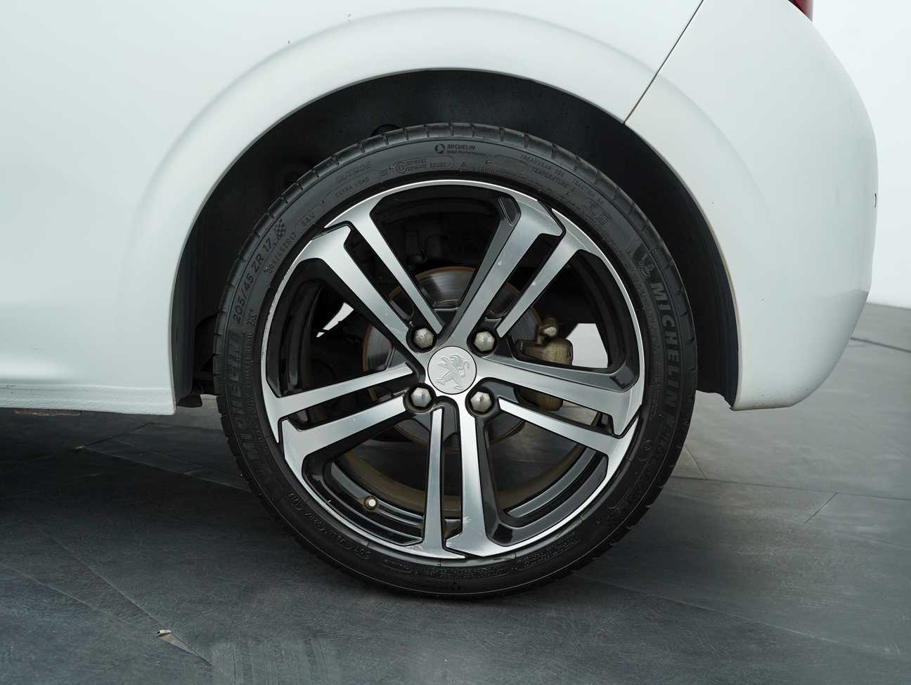 terpakai 2014 Peugeot 208 Allure 3 Door 1.6