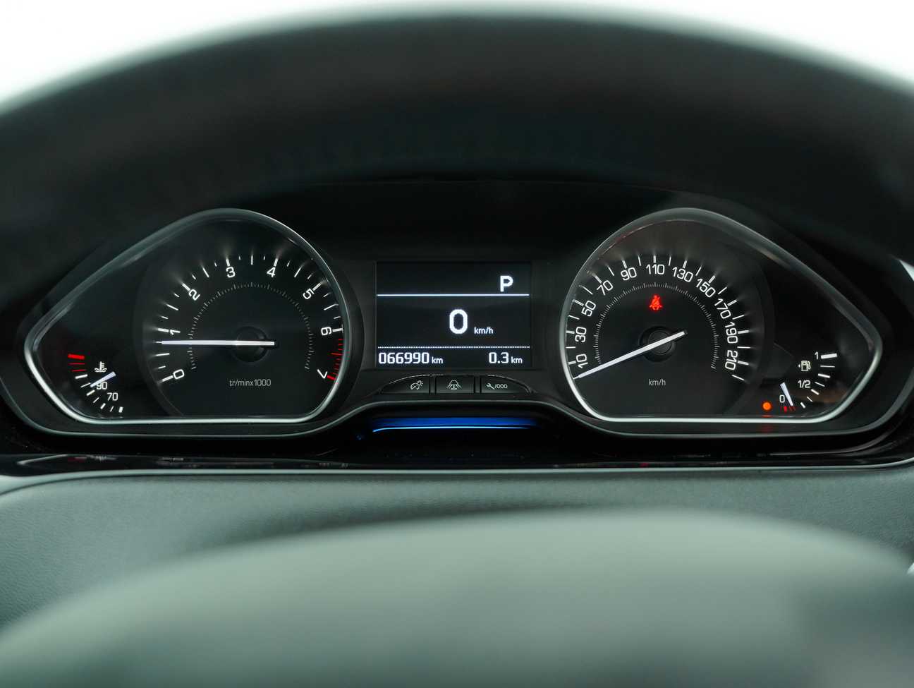 terpakai 2015 Peugeot 208 Allure 3 Door 1.6